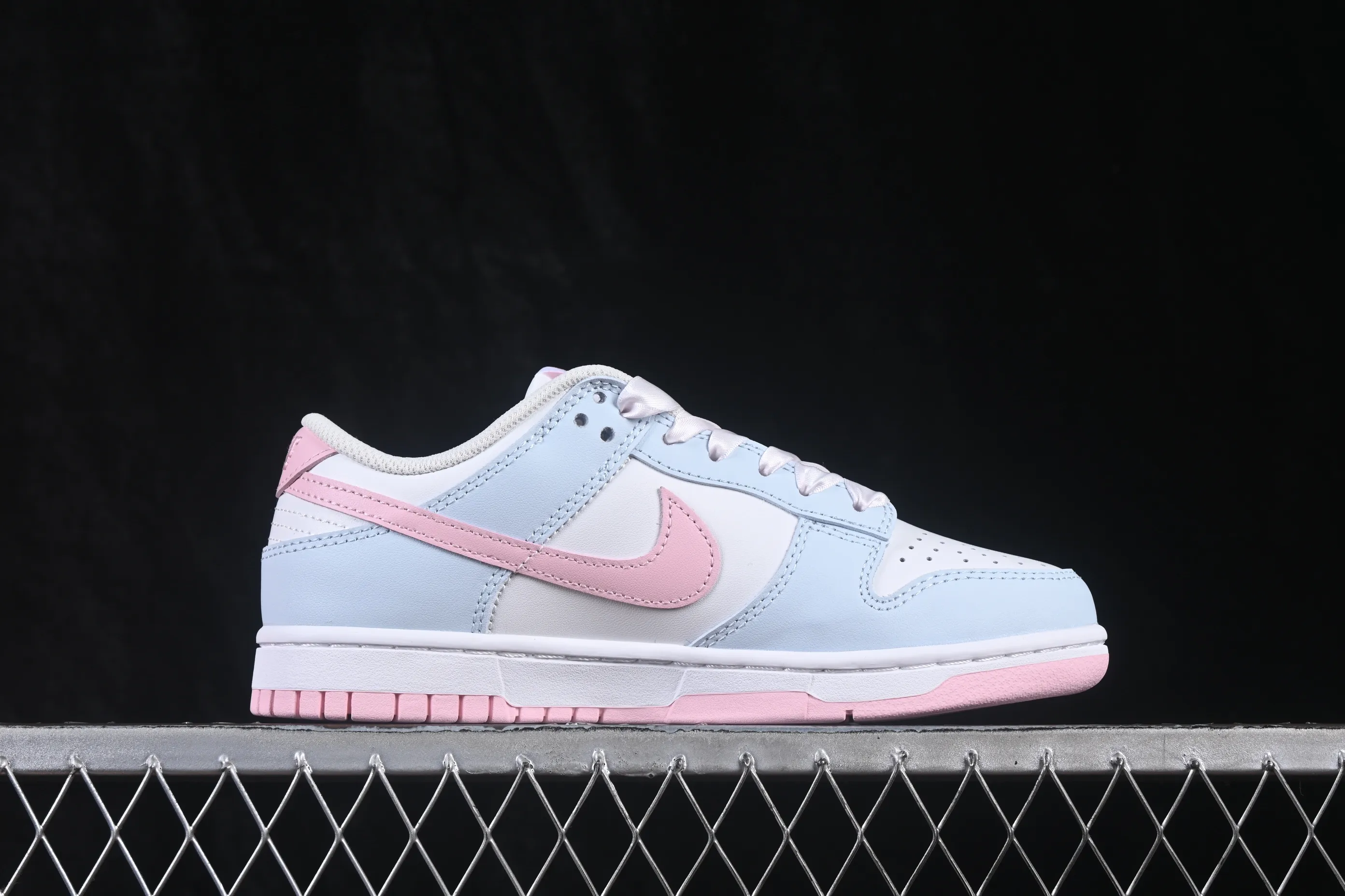 All categories Nk SB Dunk series Nk SB Dunk Low low-top sneakers Nike SB Dunk Low white, gray and pink color matching low-top casual sneakers IB3484-001